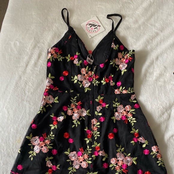 Selfie Leslie Embroidered Romper NWT - Picture 4 of 6